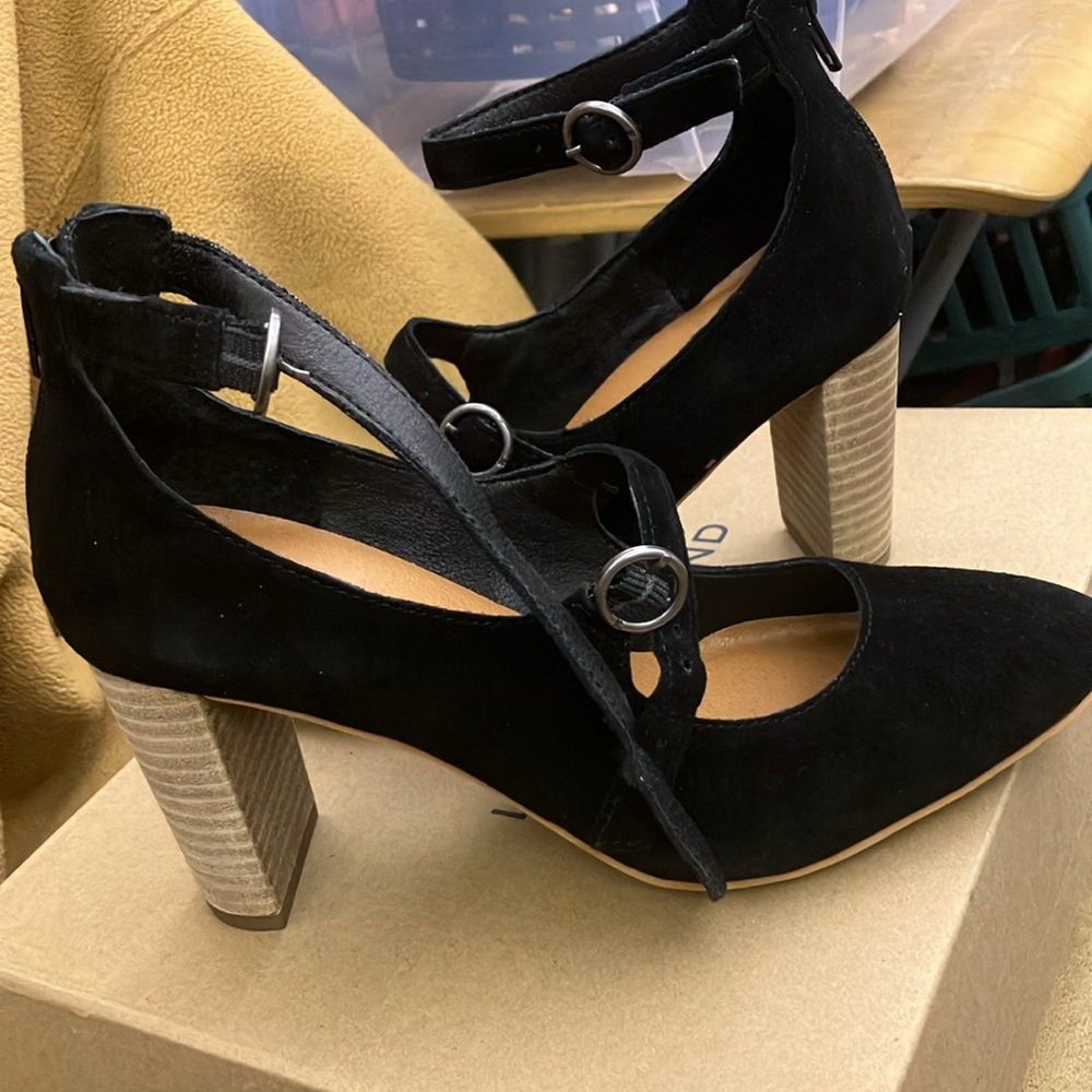 Lucky Brand Black Textured Heels size 6 - Picture 2 of 5